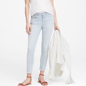 Light Mid-Rise Skinny Ankle Jean